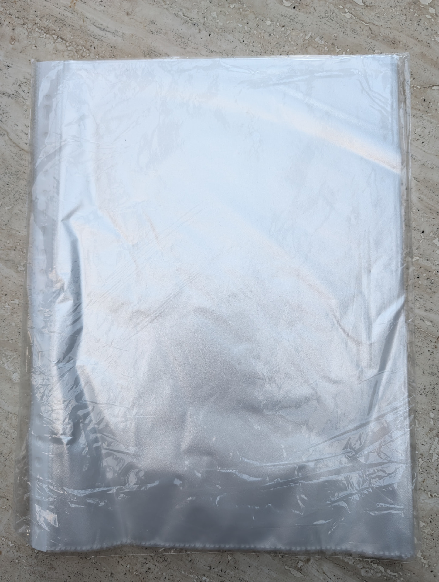 Detailaufnahme einer verpackten Prospekthülle