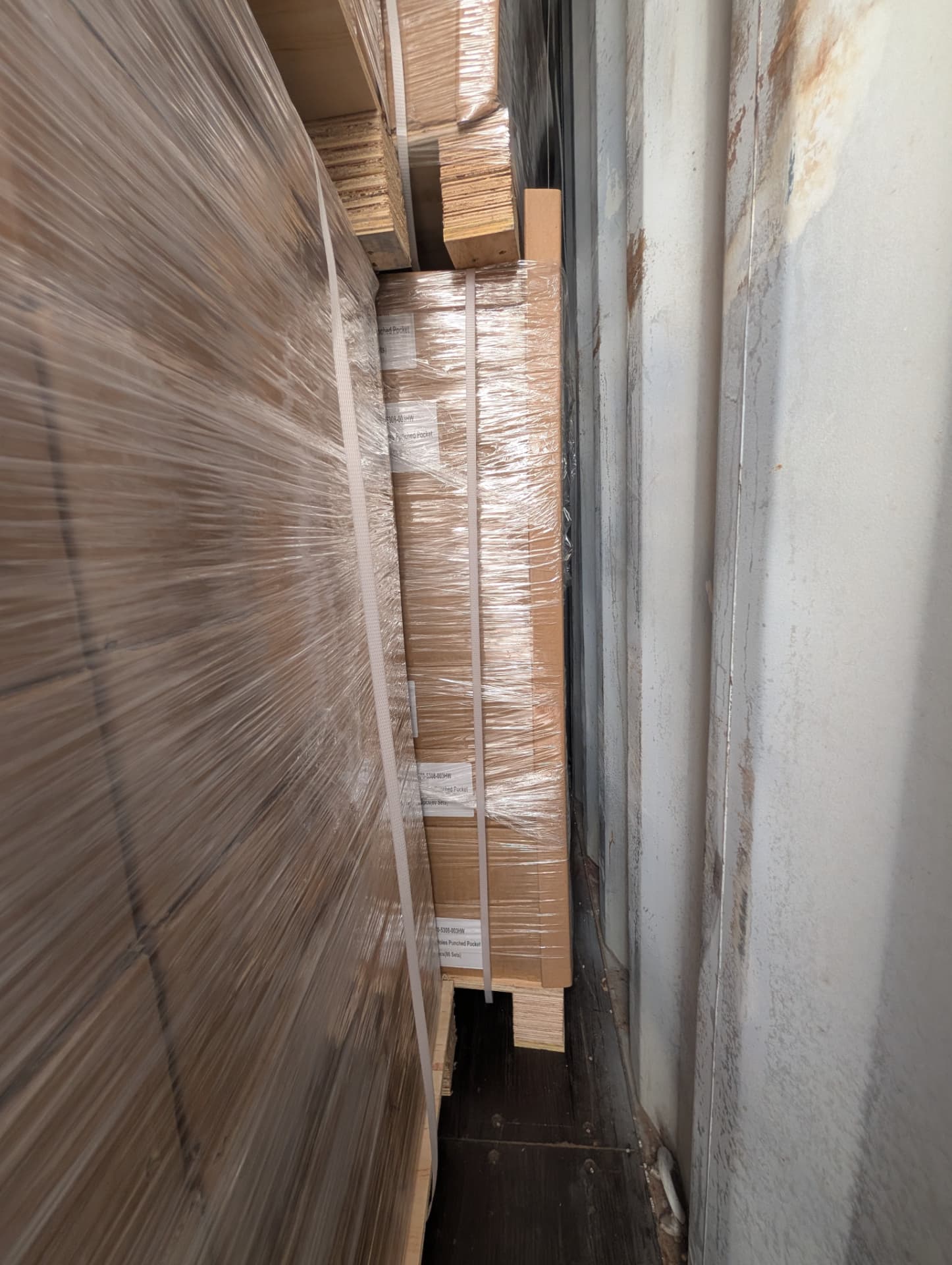 Palettenladung im hinteren Bereich des Containers
