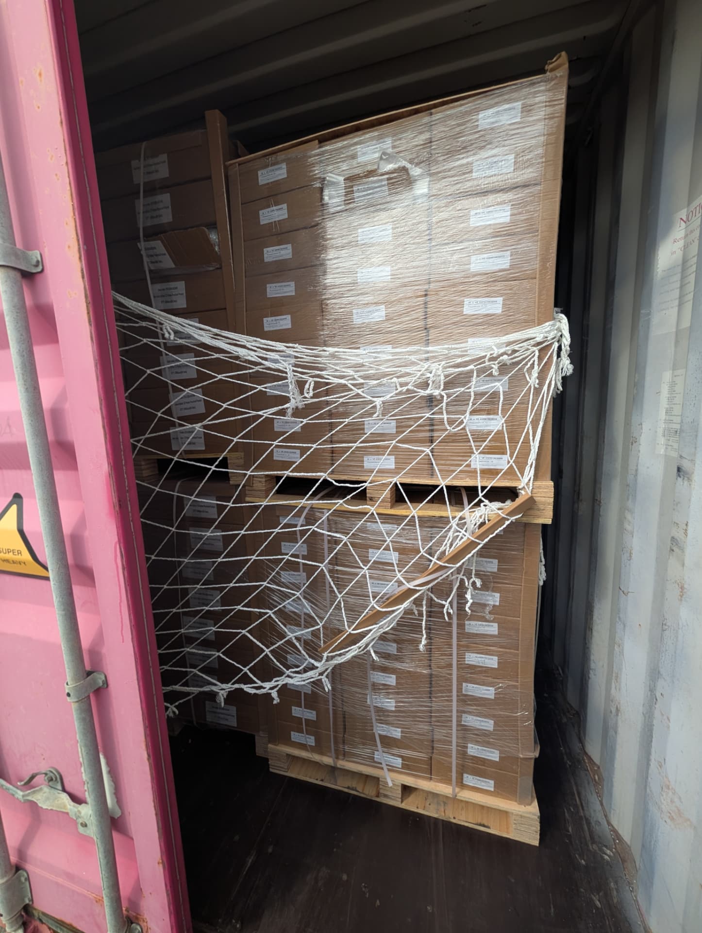 Palettenladung im geöffneten Container