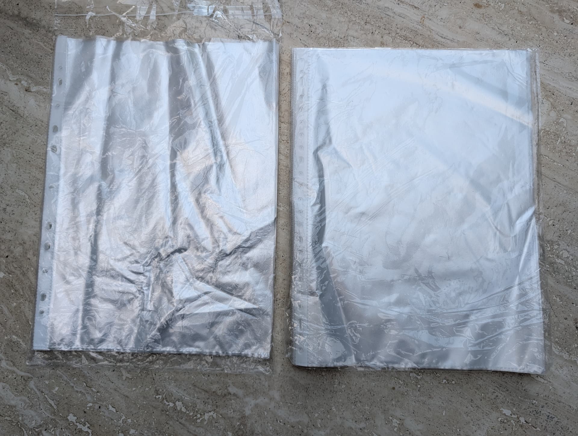 Detailaufnahme zweier verpackter Prospekthüllen-Packungen