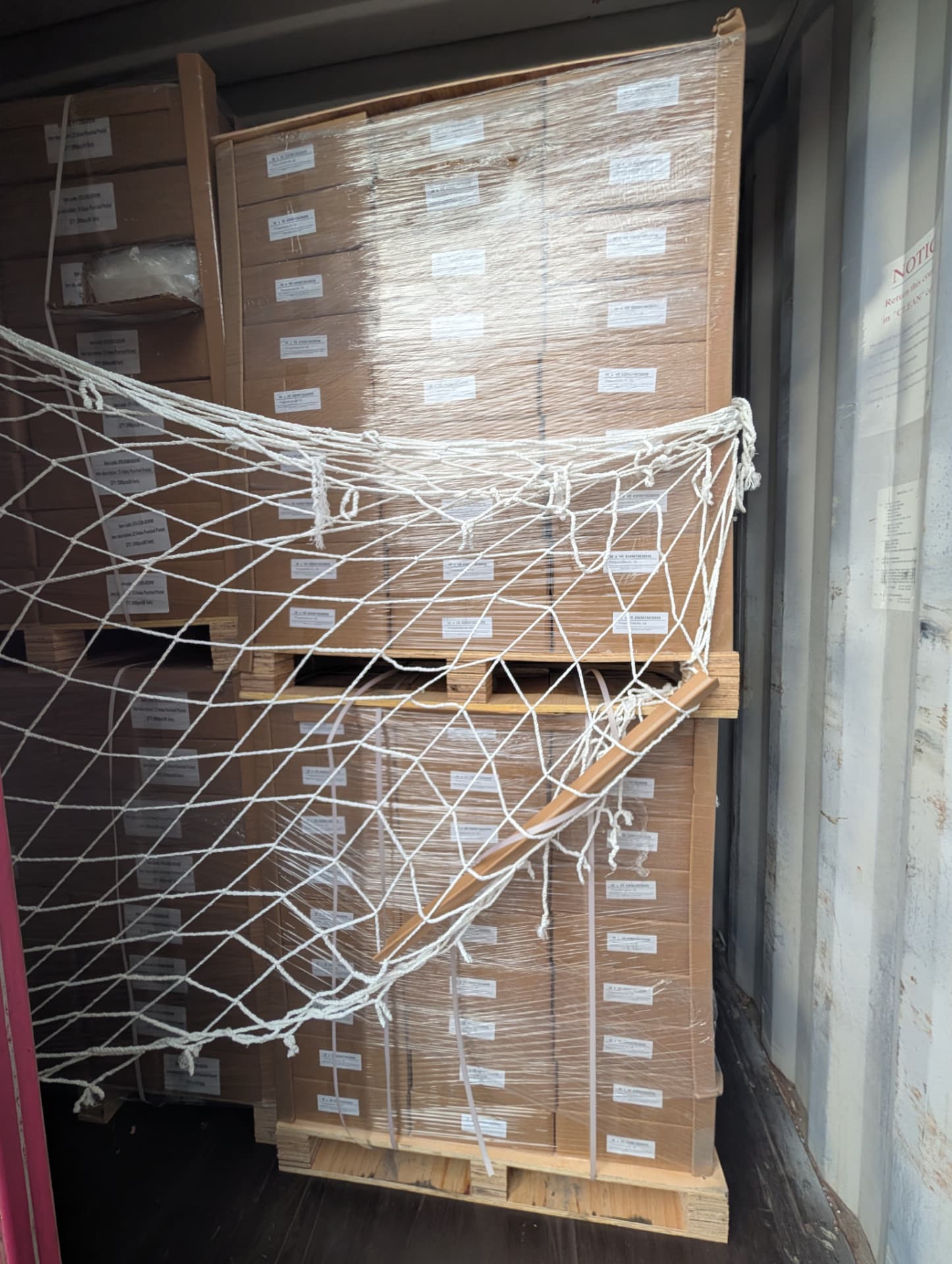 Gestapelte Paletten im Container